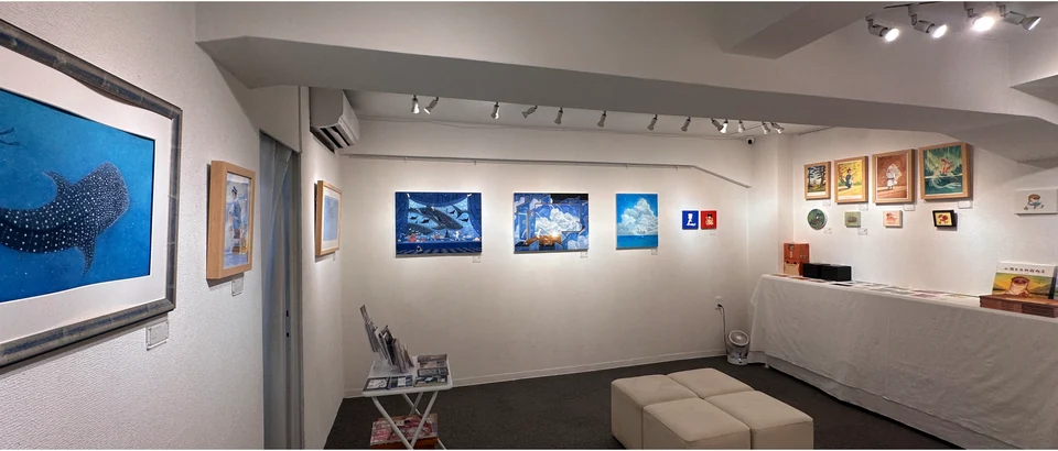 「海の日」個展の白い壁と青い絵画