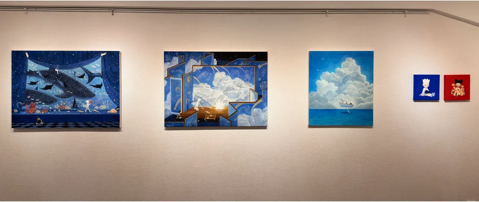 「海の日」個展の大きな青い絵画と小さな作品