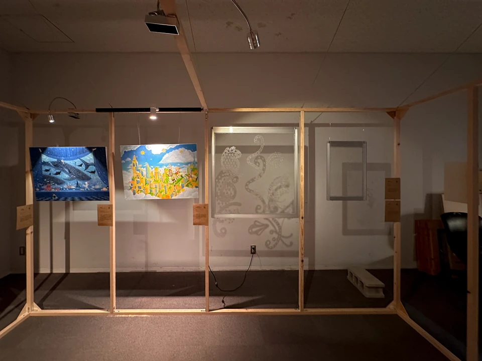 Window-frame structures and works along one side of the gallery